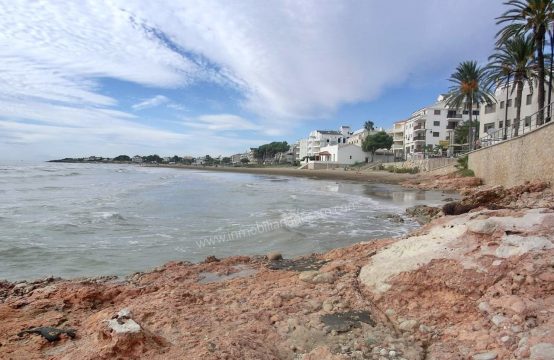 Atico frontal al mar en la playa de Cargador