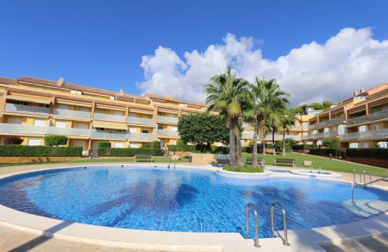 Tu ático con vistas al mar y junto al Mediterráneo te está esperando.